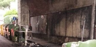 Genova – Cassonetti in fiamme in via del Commercio a Nervi