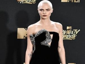 Cara Delevingne sul red carpet degli MTV Awards 2017
