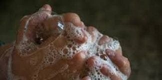 Il cinque maggio è la giornata mondiale dell’igiene delle mani Mani insaponate