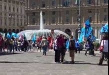 Itas Mutua vuole trasferire i dipendenti, protesta dei dipendenti a Genova piazza de Ferarri manifestanti