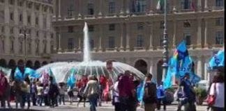 Itas Mutua vuole trasferire i dipendenti, protesta dei dipendenti a Genova piazza de Ferarri manifestanti