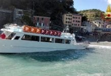 Monterosso – Traghetto carico di turisti si incaglia e rischia di affondare – VIDEO