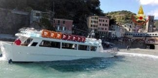 Monterosso – Traghetto carico di turisti si incaglia e rischia di affondare – VIDEO