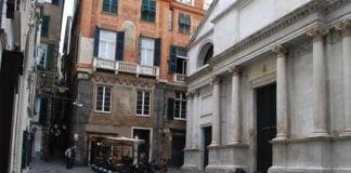 Genova, rapinato in vico delle Vigne blocca il suo aggressore: arrestato 25enne