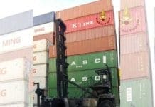 Bolzaneto, carrello elevatore in fiamme: nessun ferito