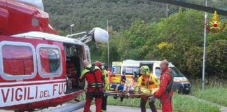 Grave incidente sulla strada per il monte Fasce, motociclista in codice rosso elicottero 118 vigili fuoco