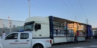 Genova, cerca di imbarcarsi su traghetto con merce infiammabile. Fermato dalla Capitaneria