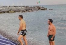 Matteo Salvini paga pegno e si tuffa in mare con Edoardo Rixi a Genova