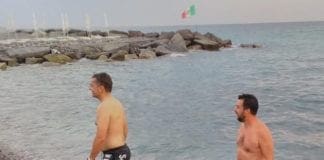 Matteo Salvini paga pegno e si tuffa in mare con Edoardo Rixi a Genova