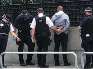 Arrestato uomo armato di coltello davanti a Westminster