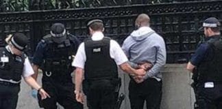 Londra – Uomo armato di coltello fermato vicino a Westminster: “Non è terrorismo”