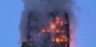 Londra – Brucia la Grenfell Tower, maxi incendio in oltre 20 piani – VIDEO