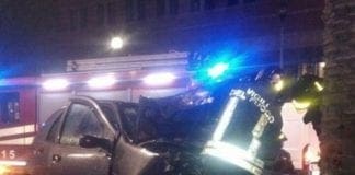 La Spezia – Auto contro un albero in via Carducci