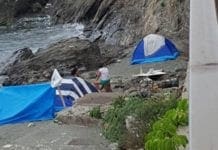 Genova – Le tende sfidano i divieti (le forze dell’ordine) sulla spiaggia di Voltri