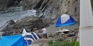 Genova – Le tende sfidano i divieti (le forze dell’ordine) sulla spiaggia di Voltri