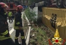 La Spezia, tir si ribalta all’uscita dell’autostrada: intervento dei Vigili del Fuoco