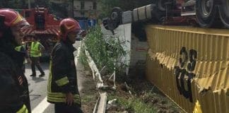 La Spezia, tir si ribalta all’uscita dell’autostrada: intervento dei Vigili del Fuoco