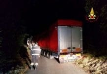 Busalla, autoarticolato si perdere strada e rimane impantanato. Intervento dei Vigili del Fuoco