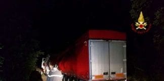 Busalla, autoarticolato si perdere strada e rimane impantanato. Intervento dei Vigili del Fuoco