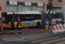 Genova, bus in fiamme in via Brigate Partigiane