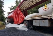 Camion incastrato a Casella, devono intervenire i vigili del fuoco