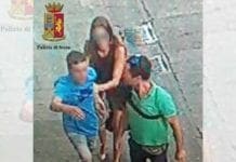 Ruba lo smartphone a due turisti in via San Lorenzo, arrestato
