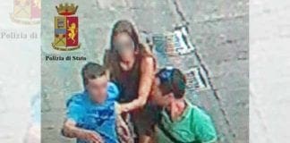 Ruba lo smartphone a due turisti in via San Lorenzo, arrestato
