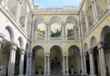 Genova, via Balbi si tinge di bianco con musica e bar aperti. E stasera tributo ai Blues Brothers