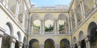 Genova, via Balbi si tinge di bianco con musica e bar aperti. E stasera tributo ai Blues Brothers