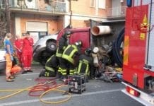Genova – Vigili del Fuoco a Voltri per tegole d’ardesia pericolanti in via Cerusa – VIDEO