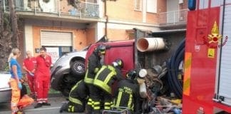 Genova – Vigili del Fuoco a Voltri per tegole d’ardesia pericolanti in via Cerusa – VIDEO