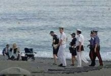 Coronavirus – A Voltri gruppi di ragazzi sulla spiaggia come fosse estate controlli spiaggia Voltri