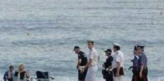 Coronavirus – A Voltri gruppi di ragazzi sulla spiaggia come fosse estate controlli spiaggia Voltri