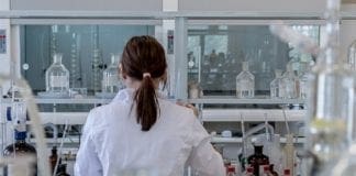 Coronavirus – Restano in isolamento volontario gli sbandieratori di Levanto laboratorio medico provette sangue