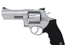 Genova Prà – Getta pistola e droga dalla finestra ma viene scoperto
