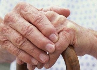 La Spezia, convince un anziano ad invitarla a casa e lo deruba, arrestata anziano