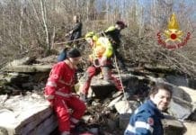 Accusa un malore mentre taglia la legna nel bosco, morto 56enne