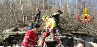 Accusa un malore mentre taglia la legna nel bosco, morto 56enne