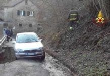 Masone – Auto in bilico per una frana, intervento dei Vigili del Fuoco