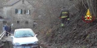 Masone – Auto in bilico per una frana, intervento dei Vigili del Fuoco
