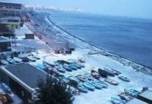 Neve a Genova – Spiagge imbiancate a Voltri e qualche disagio sulle alture
