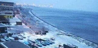 Neve a Genova – Spiagge imbiancate a Voltri e qualche disagio sulle alture