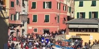 Coronavirus – Toti: inutile chiudere le scuole se poi tutti vanno i spiaggia a giocare insieme