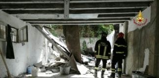 Levanto, ha un problema all’anca e non riesce a risalire dalla spiaggia: soccorso dai Vigili del Fuoco