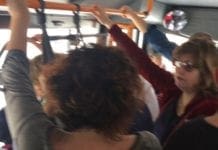 Autobus troppo pesante non riesce a salire a Crevari e fa scendere i passeggeri