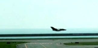 Caccia militare a volo radente sull’Aeroporto di Genova – VIDEO
