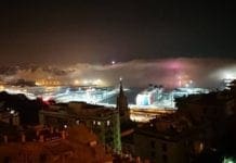 Genova avvolta dalla nebbia che sale dal mare