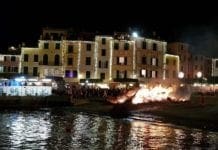 Portofino – La Penolla del falò di San Giorgio cade verso il mare, è di buon auspicio