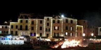 Portofino – La Penolla del falò di San Giorgio cade verso il mare, è di buon auspicio