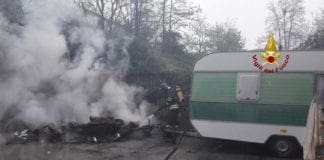 Genova – Incendio in una roulotte a Prà – VIDEO